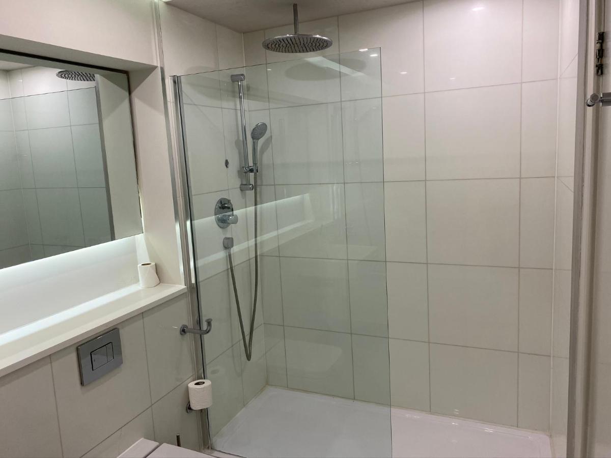 Axiom Park Hotel London Bagian luar foto