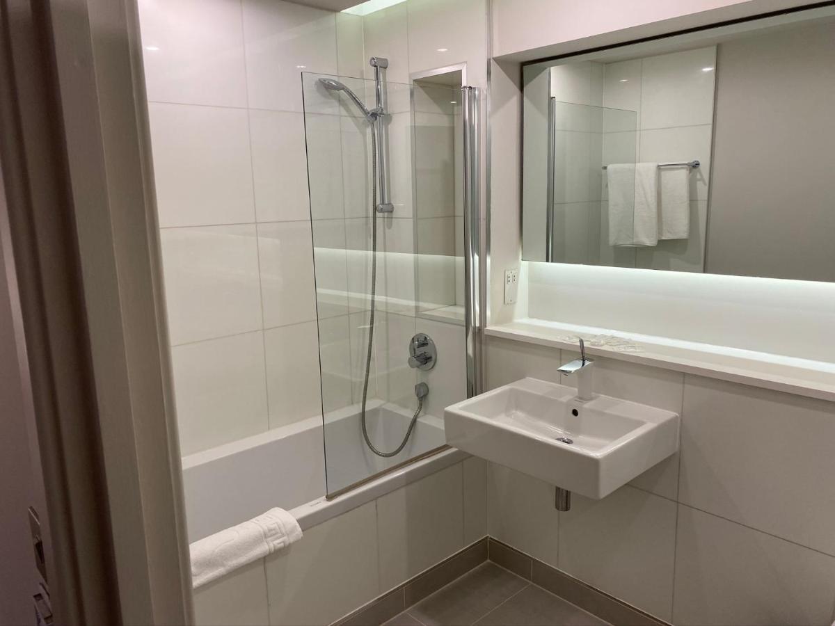 Axiom Park Hotel London Bagian luar foto