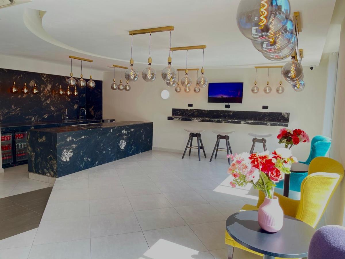 Axiom Park Hotel London Bagian luar foto