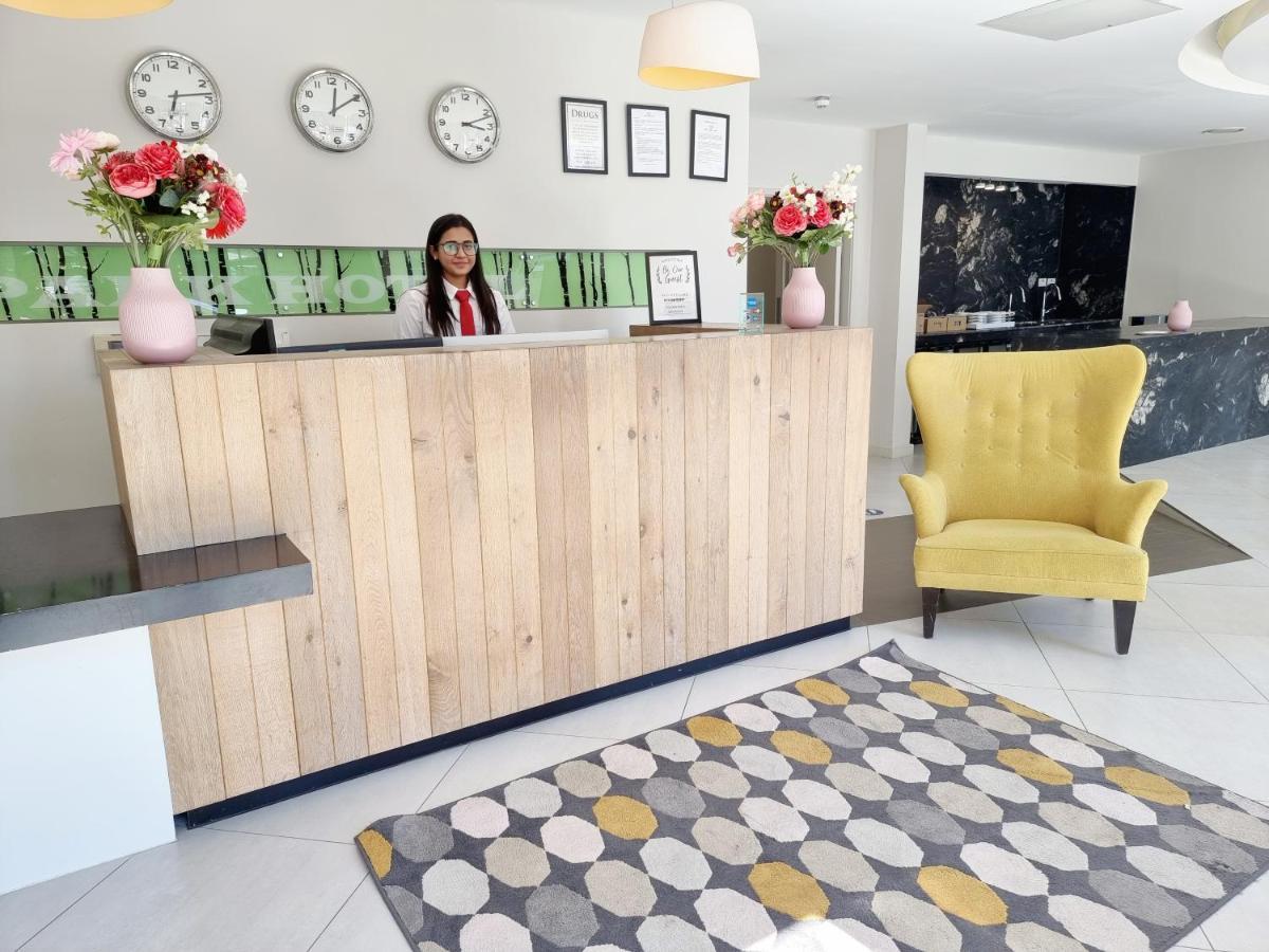 Axiom Park Hotel London Bagian luar foto