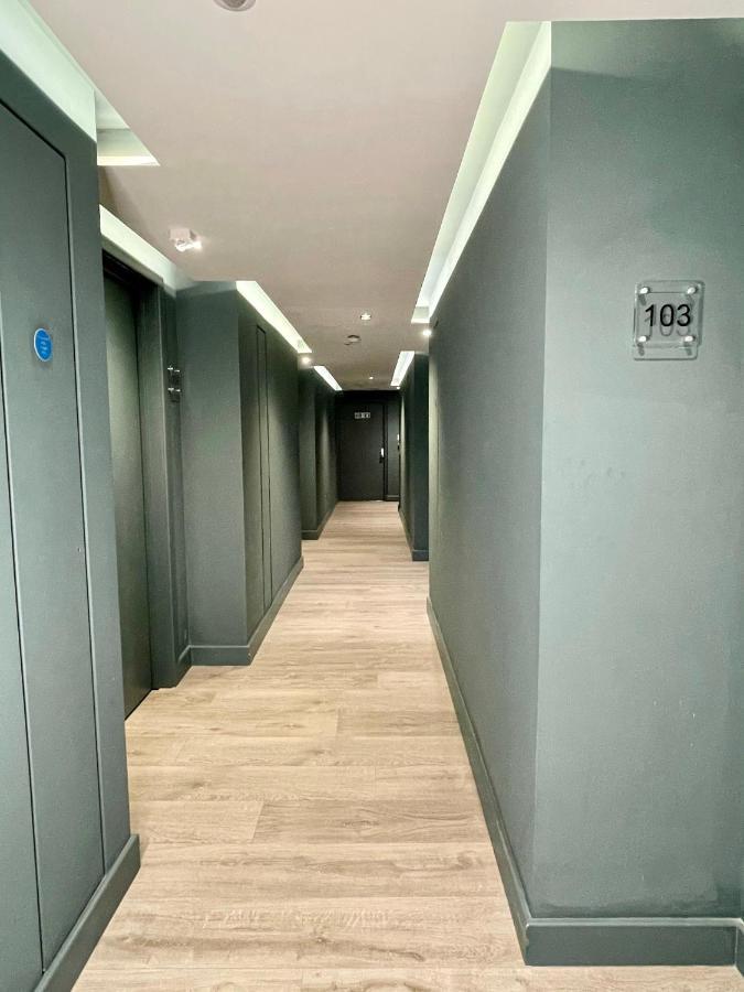 Axiom Park Hotel London Bagian luar foto