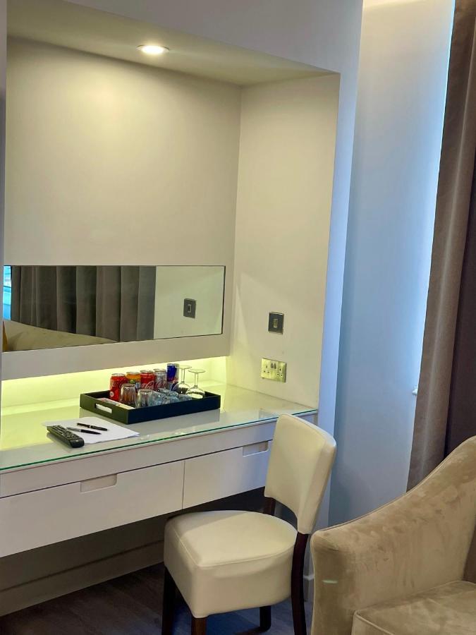 Axiom Park Hotel London Bagian luar foto