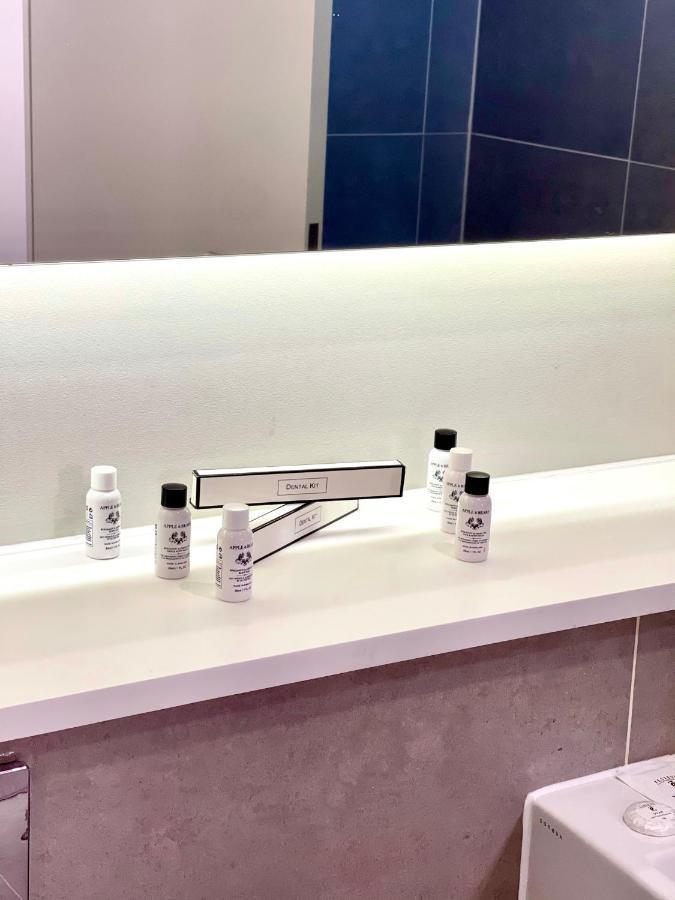 Axiom Park Hotel London Bagian luar foto