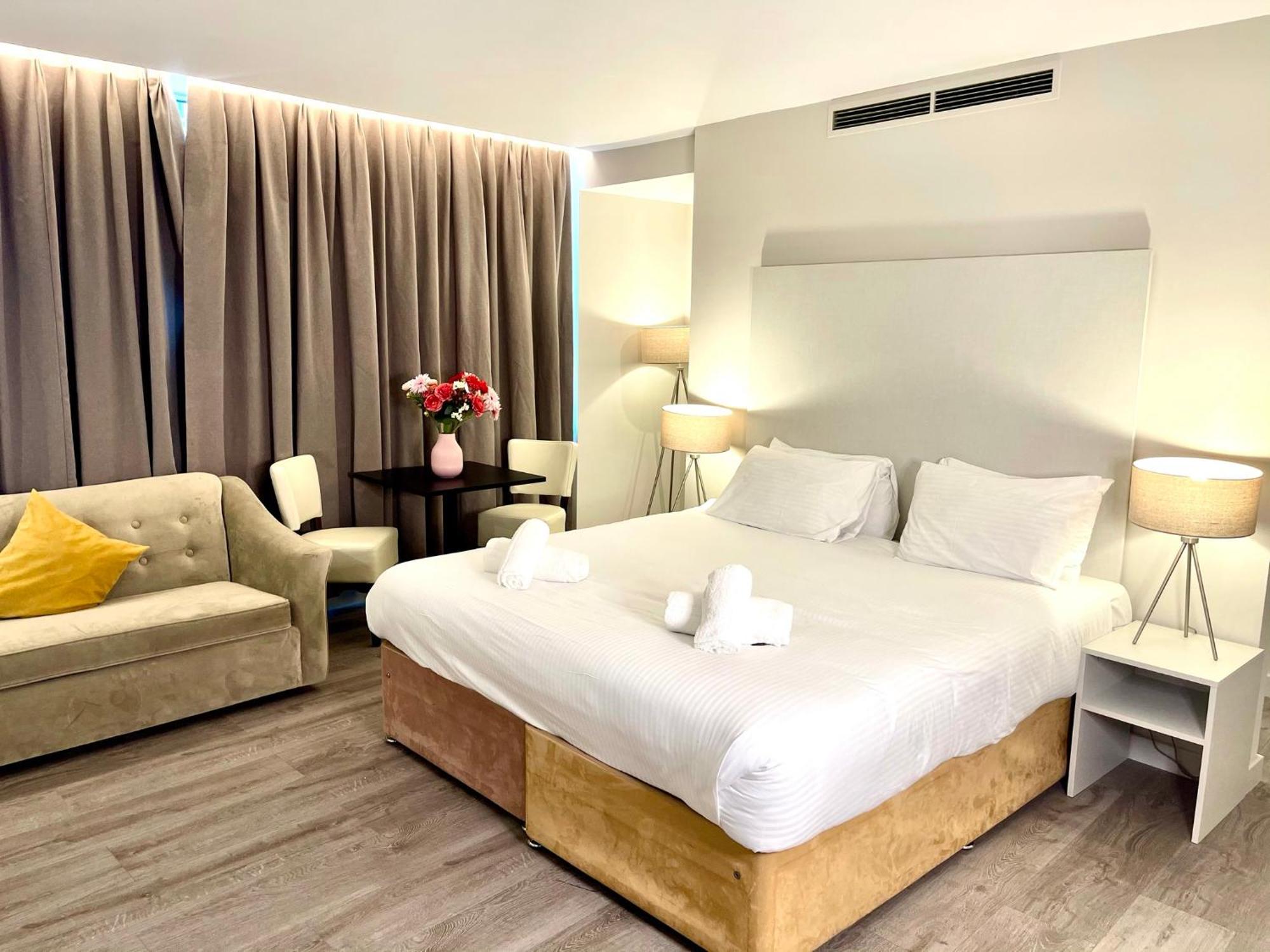 Axiom Park Hotel London Bagian luar foto