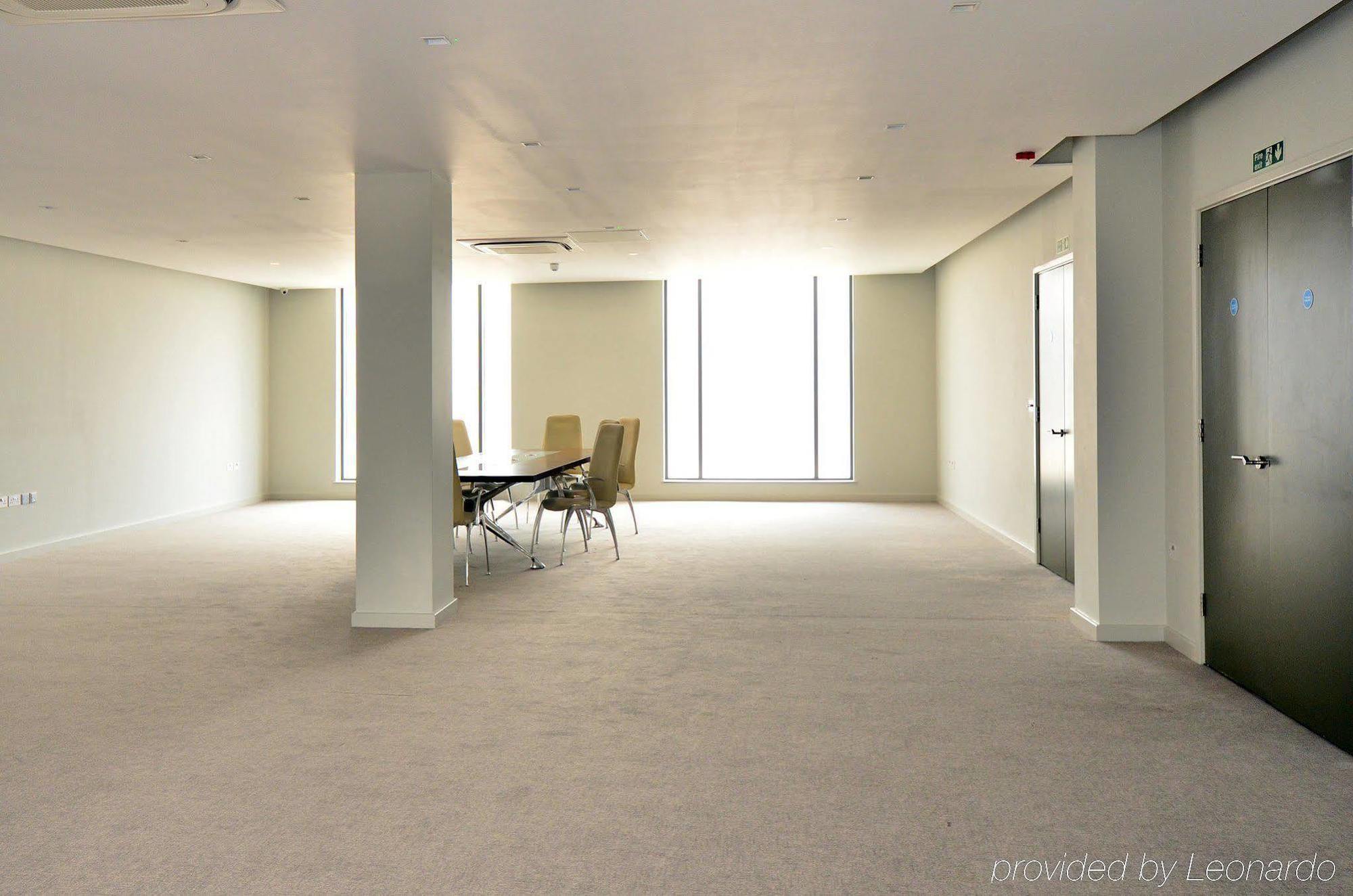 Axiom Park Hotel London Bagian luar foto