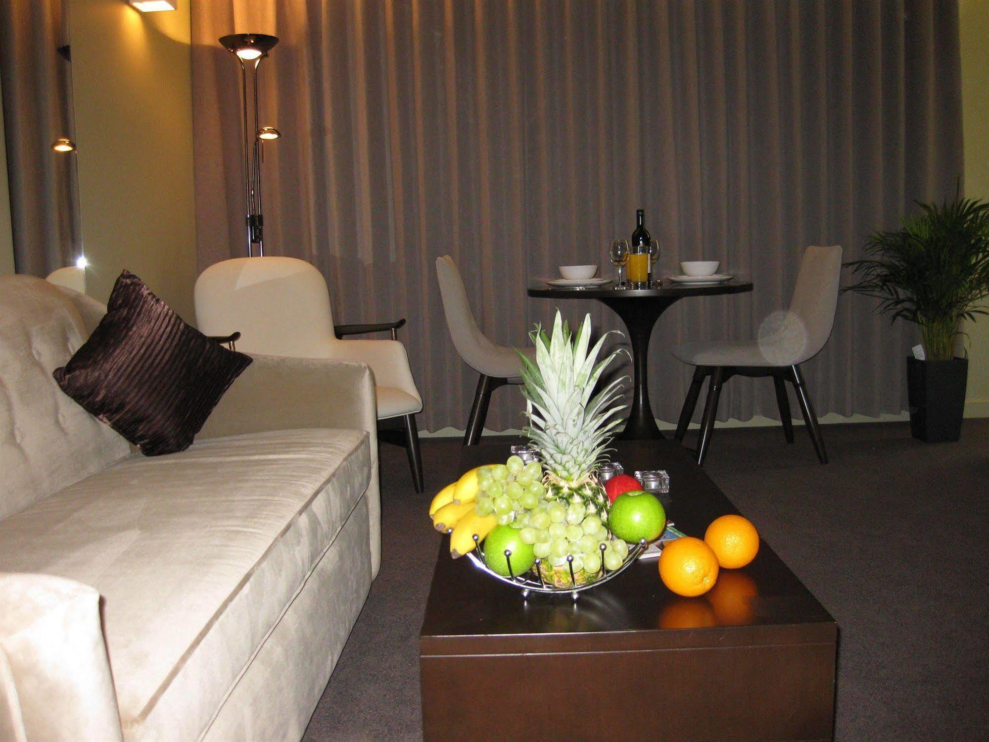 Axiom Park Hotel London Bagian luar foto