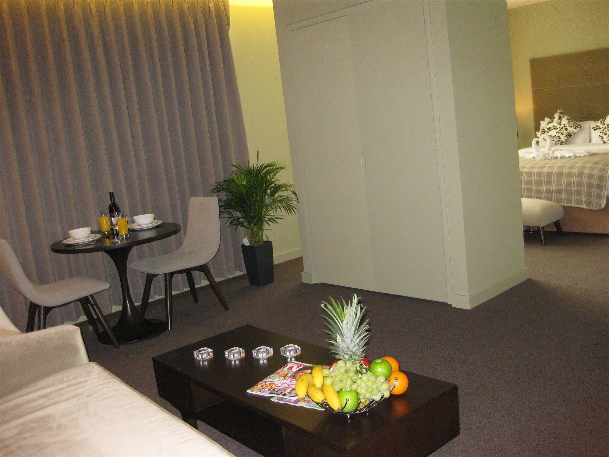 Axiom Park Hotel London Bagian luar foto