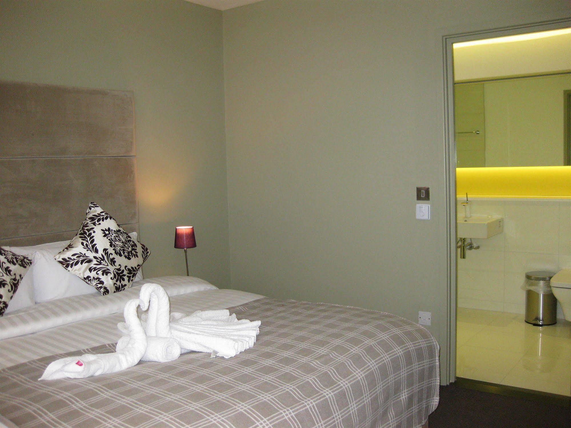 Axiom Park Hotel London Bagian luar foto