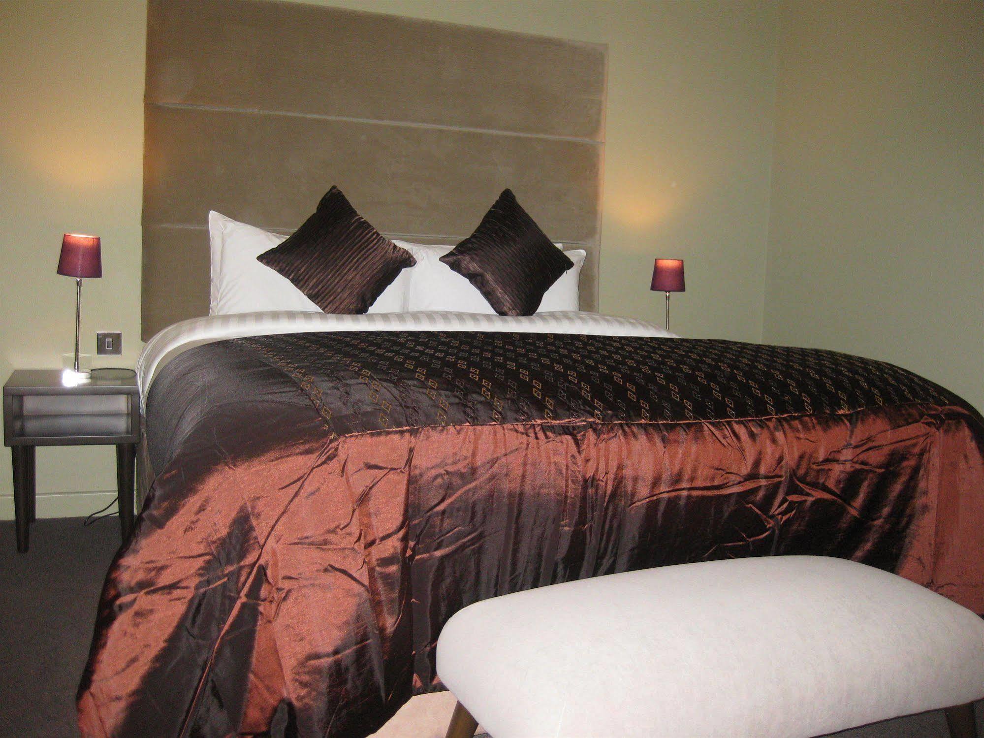 Axiom Park Hotel London Bagian luar foto