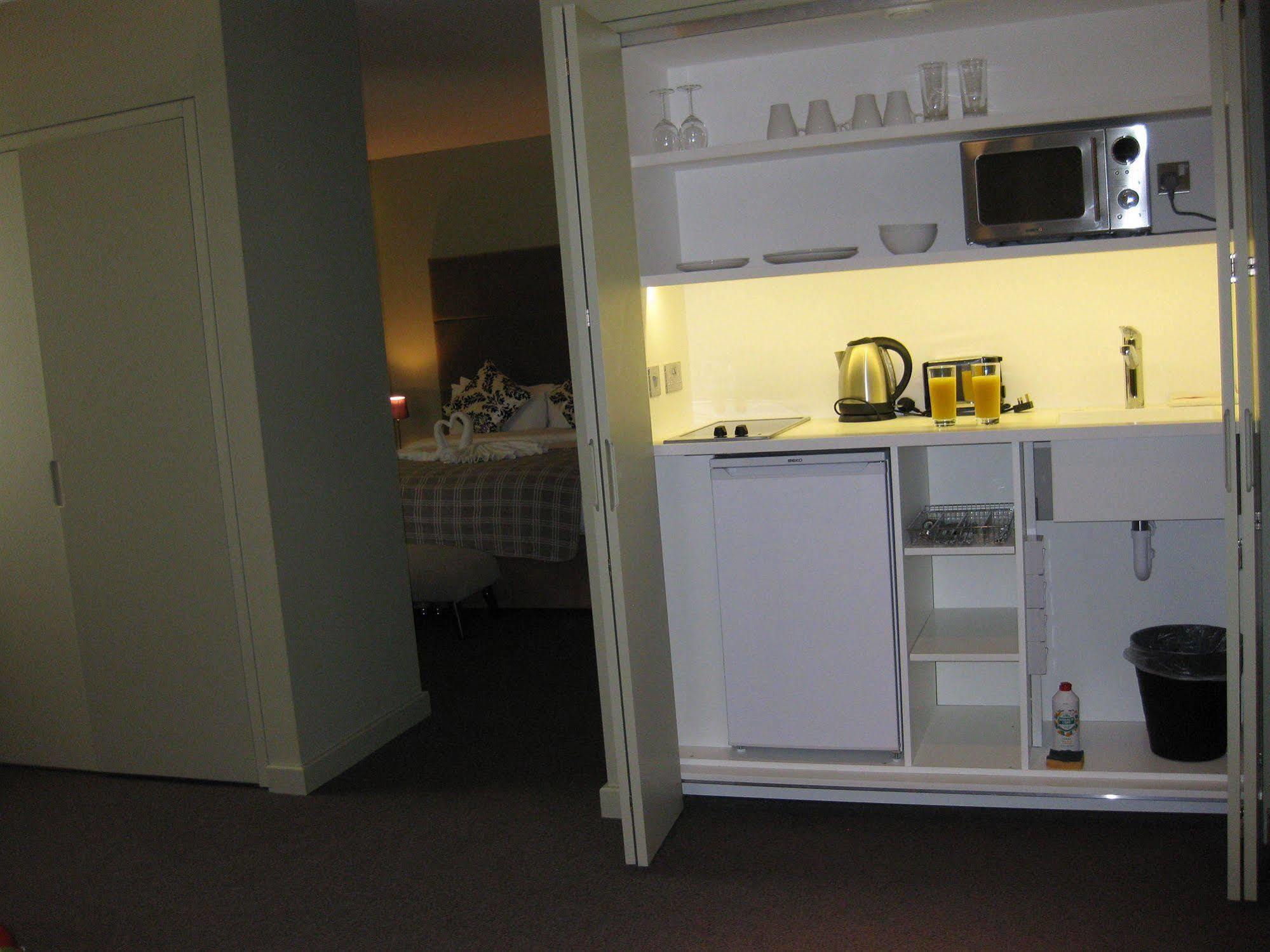 Axiom Park Hotel London Bagian luar foto